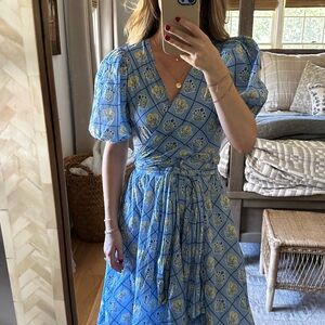 1584 Lola
POSITANO ICE Beyond by Vera Floral Blue Wrap Dress